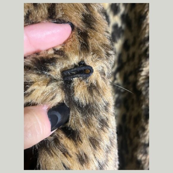 Vintage Leopard Print Faux Fur Coat • Retro 60s Style • Oversized Button - Picture 3 of 8